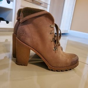 Size 10 M UGG suede leather ankle boot